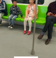 地铁上的白裤袜小萝莉,好真实的样子!【11P】