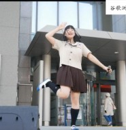 视频:换个口味,来看看日本的初中少女,也一样清纯腼腆,就是短裙永远那么短!